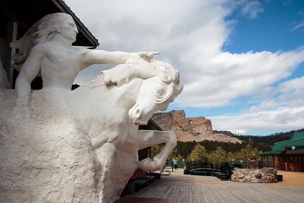 La maquette du projet et la montagne Crazy Horse Memorial
