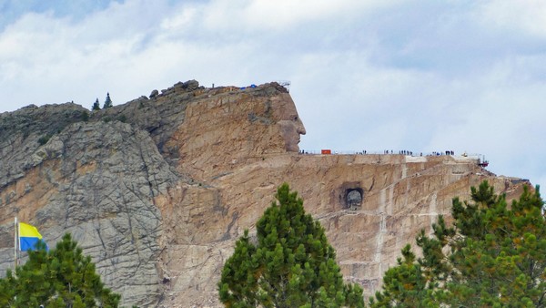 Vue sur le Crazy Horse Memorial depuis la terrasse du Welcome Center
