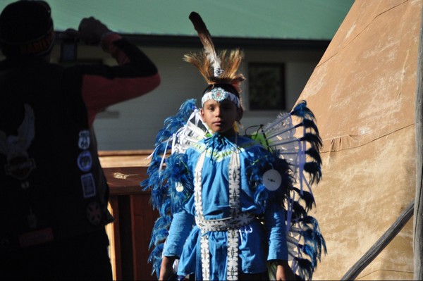 Enfant en tenue traditionnelle indienne au Crazy Horse Memorial