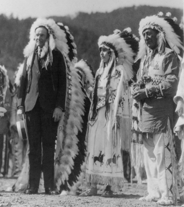 Le President Calvin Coolidge nommé Chef Sioux Chief par Henry Standing Bear