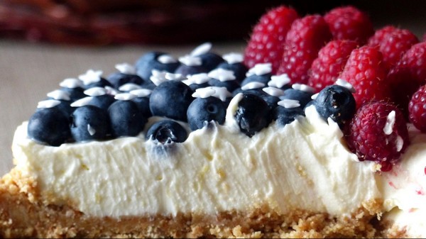 Gros plan sur une part de Independence Day Cheesecake