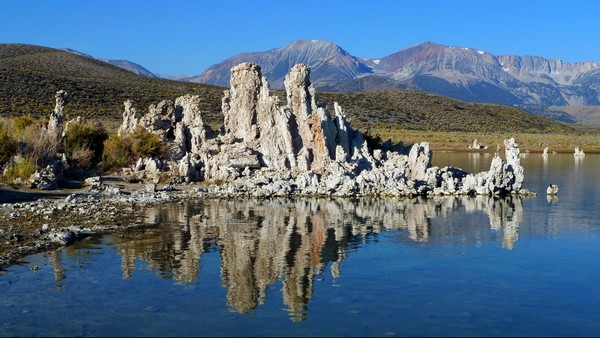Les tufas se reflètent dans l'eau à Mono Lake