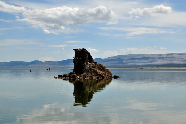 Rocher solitaire à Mono Lake