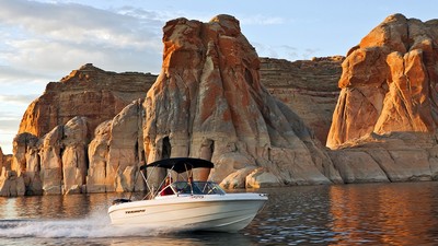 Bateau à moteur sur le lac Powell