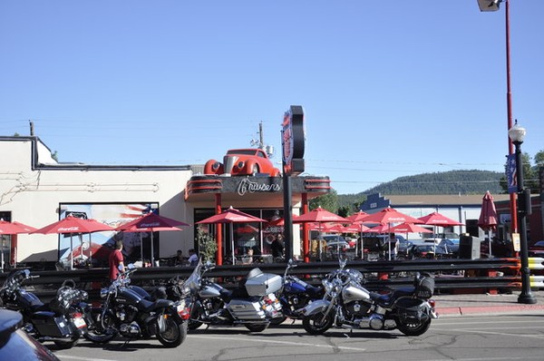 Motos garées devant Cruisers Route 66 Cafe Williams