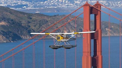 Hydravion survolant le Golden Gate Bridge de San Francisco