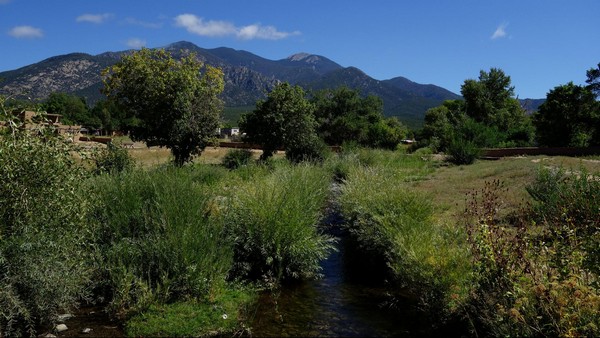 Le ruisseau et les montagnes de Sangre de Cristo