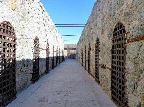 Couloir des cellules de la prison de Yuma