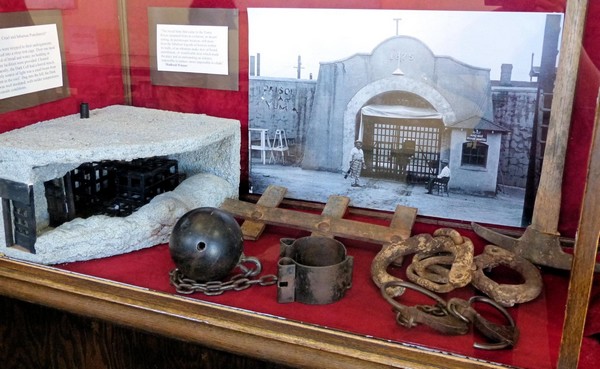 Vitrine du musée de la prison de Yuma