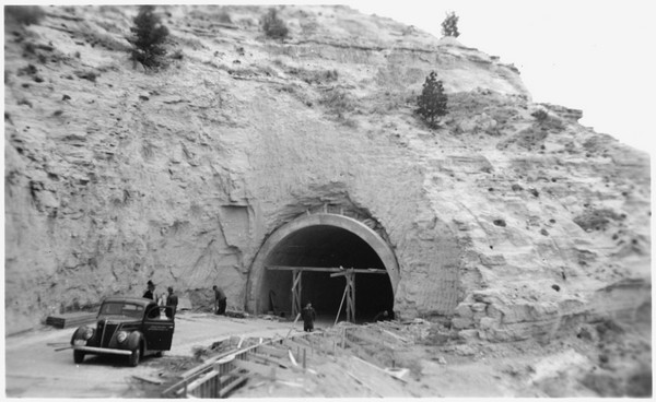 Tunnel routier en construction sur la Summit Road (1939)