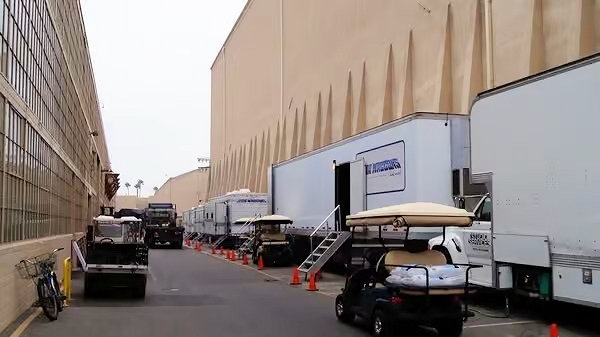 Camions de production aux studios Warner Bros Hollywood