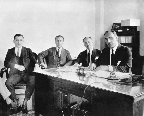 Les quatre frères Warner en 1922 :  Sam Warner, Harry Warner, Jack L. Warner, et Albert Warner