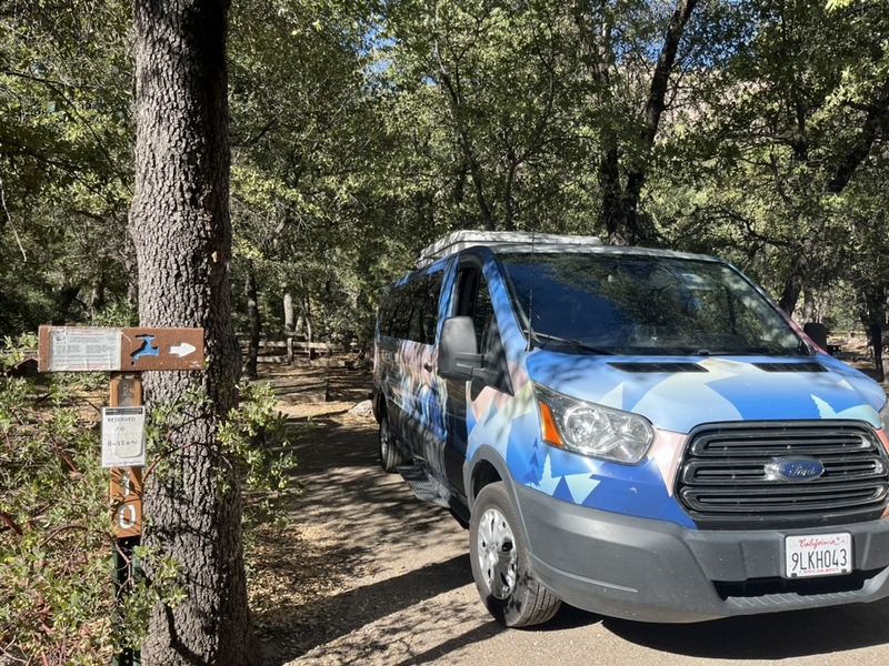 Campervan dans un emplacement de camping