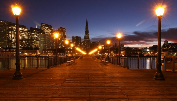 Transamerica Pyramide depuis le Pier 7 de nuit