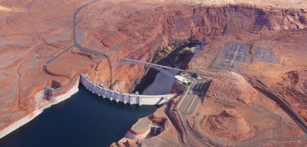Barrage de Glen Canyon vu d'hélicoptère
