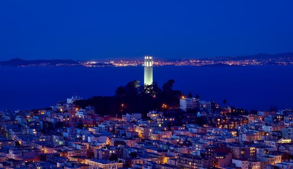 Coit Tower de nuit